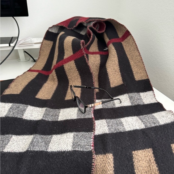 Burberry Wool Cashmere Half Mega Blanket Scarf - Brand New - Picture 2 of 7